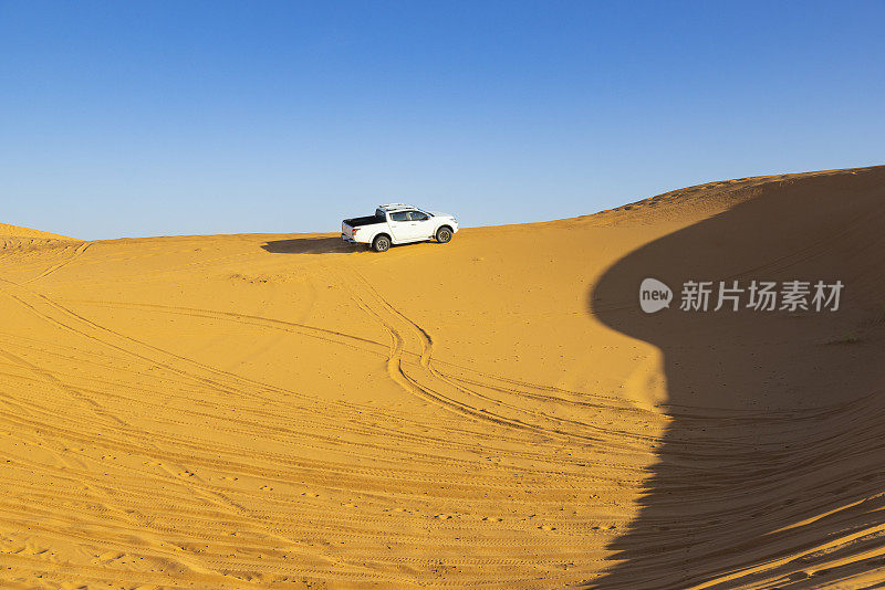 撒哈拉沙漠，摩洛哥，Merzouga, Erg Chebbi，沙漠中的沙丘上的汽车